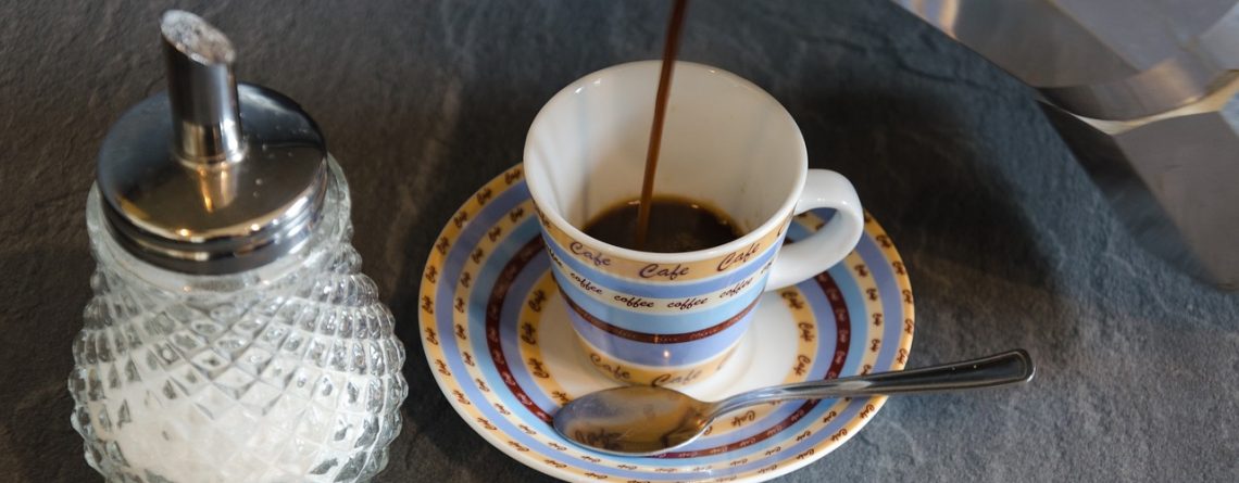 Sipanje kafe iz moka pota u soljicu