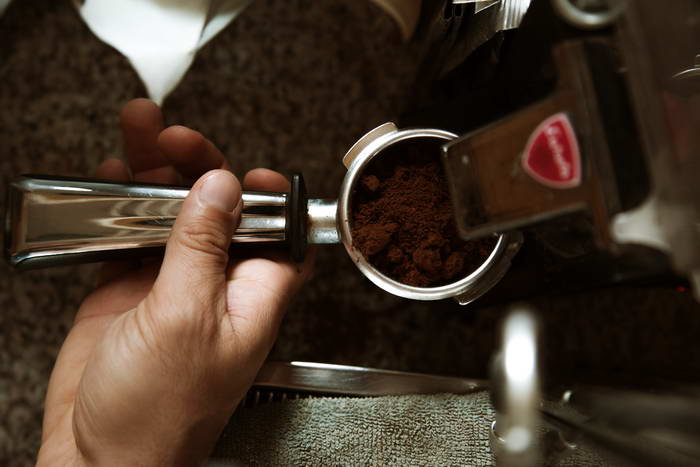 Priprema espresso kafe i mlin za mlevenje kafe u zrnu