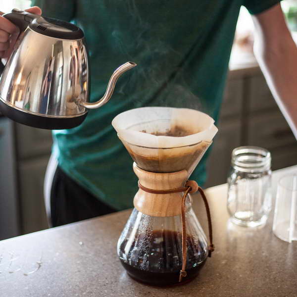 Priprema kafe u Chemex posudi za kafu