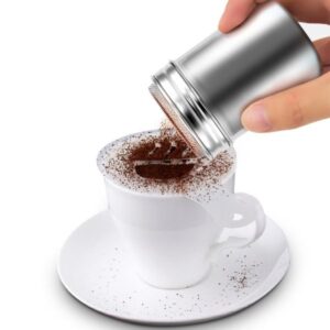 Motta posipanje kakaa u kafu