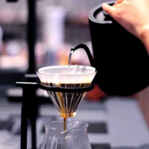 Timemore ketler čajnik prelivanje kafe u filteru