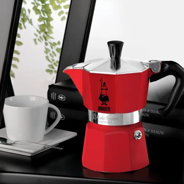 Bialetti Moka Express Red 3 cup i bela šoljica kafe