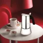 Bialetti Venus moka pot na stolu i šoljica kafe