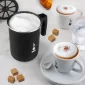 Bialetti Posuda za mućenje mleka i pravljenje mlečne pene šoljice kafe i šećerčići za kafu