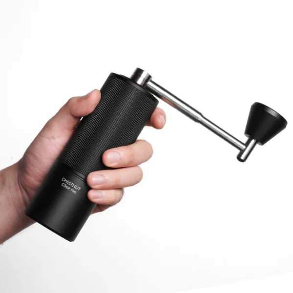 Ručni mlin za kafu Timemore C3 ESP PRO crni u ruci