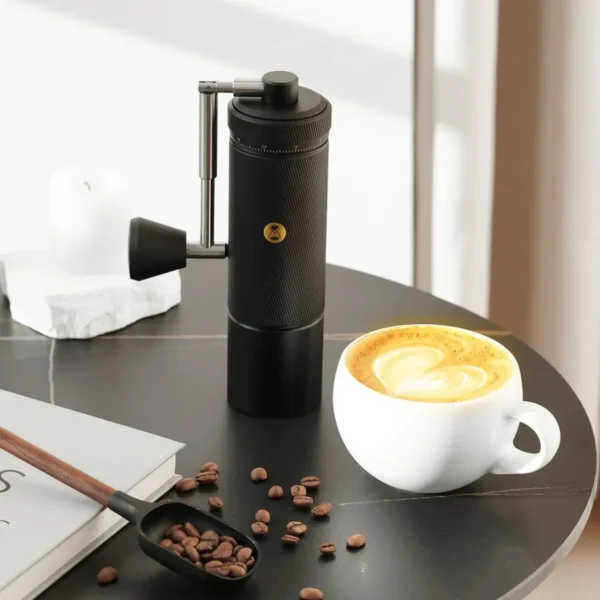 Timemore Chestnut S3 rucni mlin za kafu crni na stolu i šoljica kafe