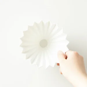 Origami driper za filter kafu keramički beli u ruci
