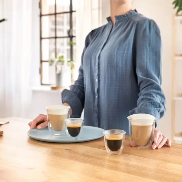 Dve staklene case za espresso i cappuccino na stolu