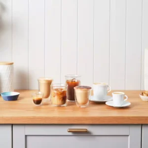 Kolekcija Delonghi čaša i šolja za espresso i cappuccino na pultu