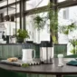 Vakuum posuda za čuvanje kafe DeLonghi, tamper i latijera za mleko na stolu