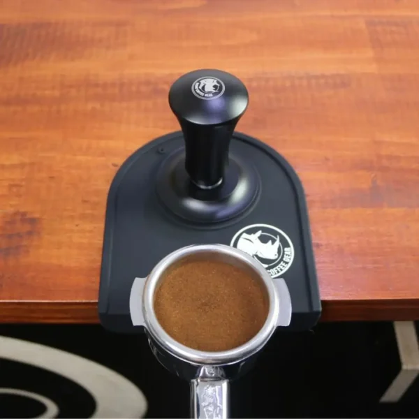 Gumena podloga za tamper i tamper i portafilter za espresso