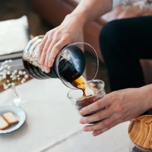 Sipanje kafe iz dekantera u čašu Hario V60