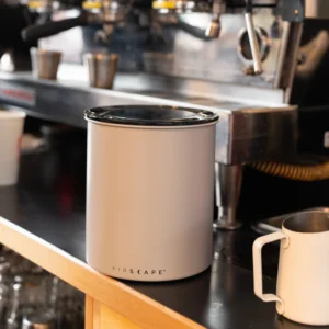 Airscape Kilo White posuda za čuvanje kafe na barista pultu pored aparata za kafu