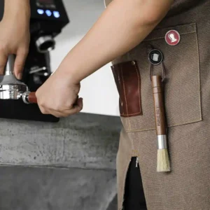 Barista sprema espresso, drvena četka za čišćenje